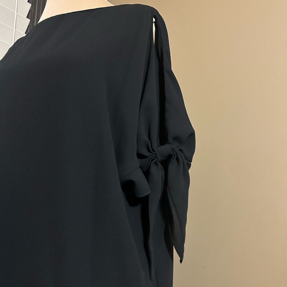 Vince Camuto Dresses & Skirts - Vince Camuto Elegant Black Bow Sleeve Dress